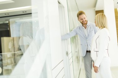 Ofisteki genç çift.