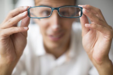 Glasess ile genç adam