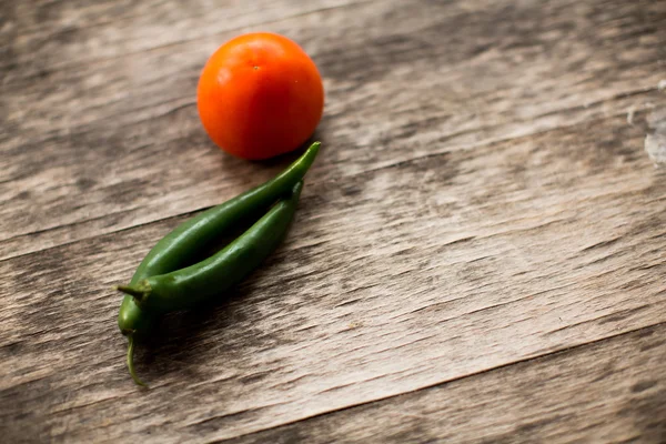 Tomaten und grüne Paprika — Stockfoto