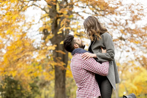 Junges Paar im Park — Stockfoto