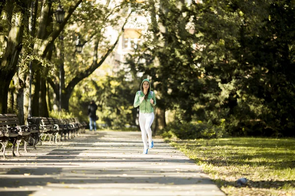 Kvinna som springer i parken — Stockfoto