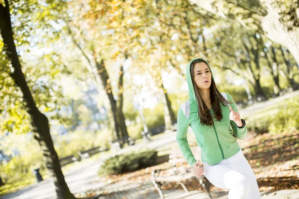 Frau läuft im Park — Stockfoto