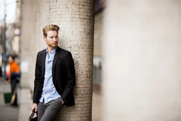 Uomo che cammina per strada — Foto Stock