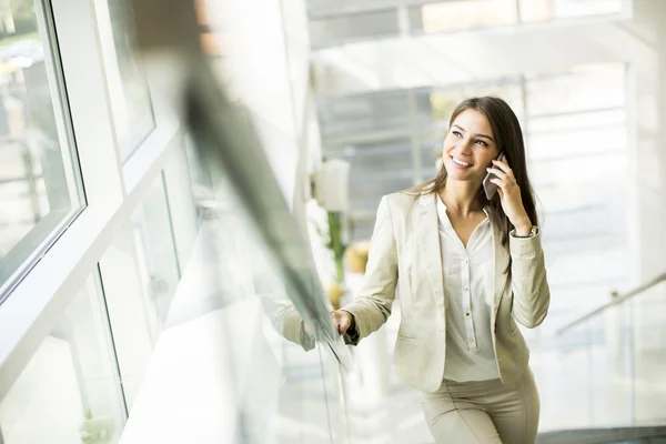 Jeune femme dans le bureau — Photo