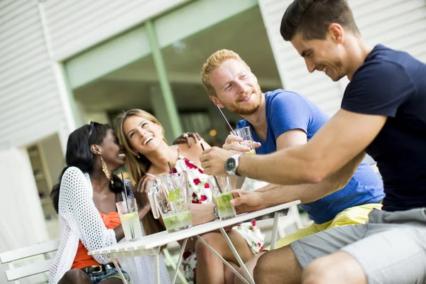 Multiraciale vrienden in café — Stockfoto