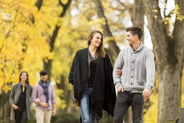 Young people in the autumn park — Stock Photo, Image