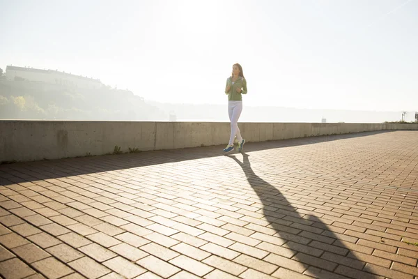 Donna che corre nel parco — Foto Stock