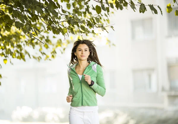 Woman running in the park — Stock Photo, Image