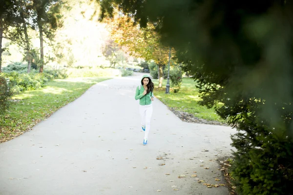 Kvinna som springer i parken — Stockfoto