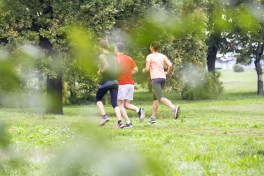 Parkta koşan insanlar