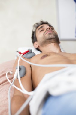 Erkek hastaya fizik tedavi