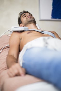 Erkek hastaya fizik tedavi