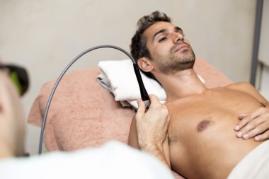 Erkek hastaya fizik tedavi