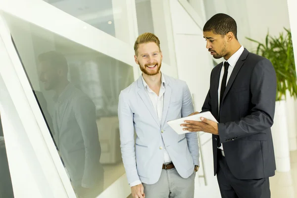 Des hommes d'affaires multiethniques au bureau — Photo