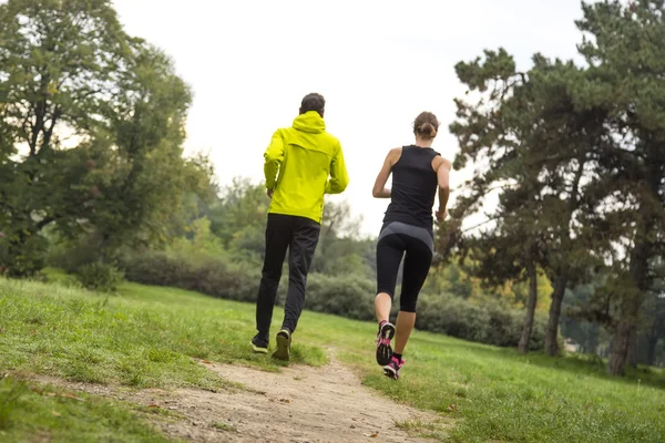 Persone che corrono nel parco — Foto Stock