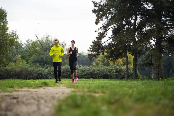 Gente corriendo en el parque — Foto de Stock