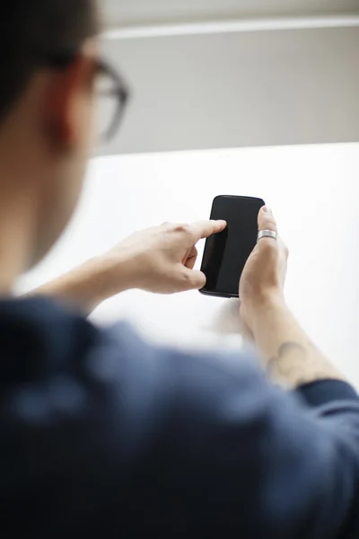 Akıllı telefonu olan genç bir adam. — Stok fotoğraf