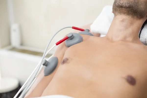 Mannelijke patiënt op fysiotherapie — Stockfoto