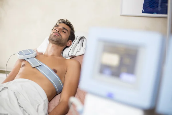 Mannelijke patiënt op fysiotherapie — Stockfoto