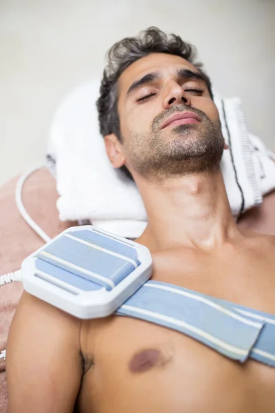 Male patient at physiotherapy — Stock Photo, Image