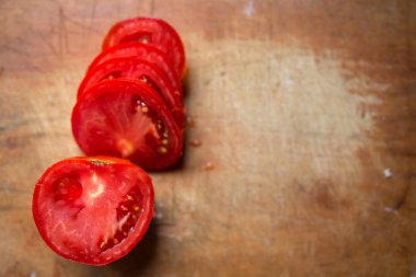 Kırmızı domates salatası