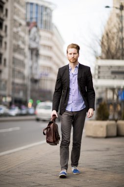 Sokakta yürüyen bir adam