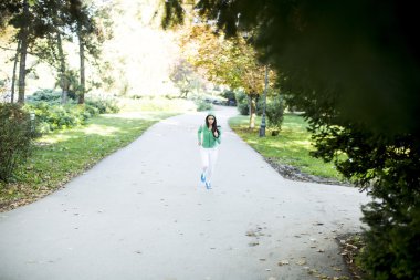 Parkta koşan kadın