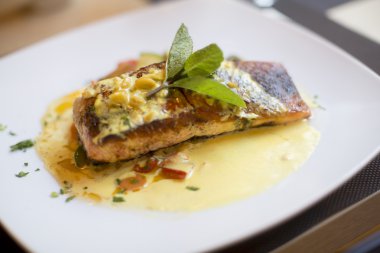 Sos ve otlar ile ızgara somon