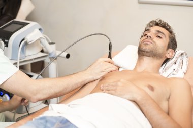 Erkek hastaya fizik tedavi