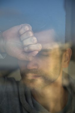 endişeli genç adam