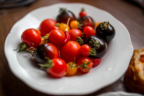 Tomates no prato — Fotografia de Stock