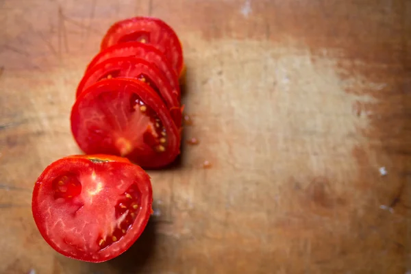 Röda tomater sallad — Stockfoto