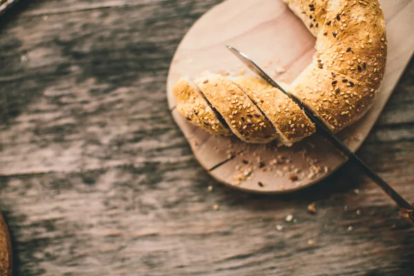 Taze pişmiş ekmek tahtada parçalar halinde kesilmiş