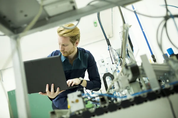 Ingenieur terwijl u werkt in de fabriek — Stockfoto