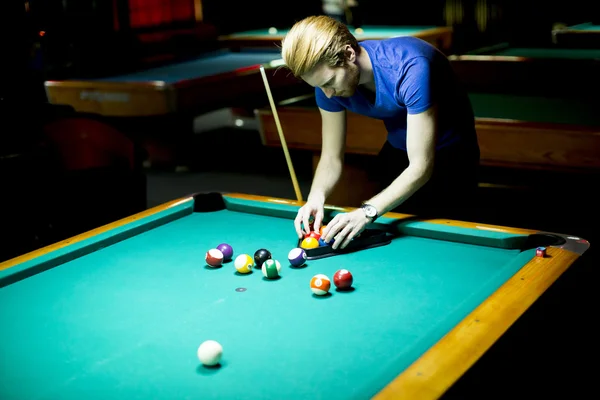 Jonge man spelen snooker — Stockfoto