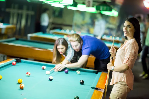 Pessoas a jogar bilhar — Fotografia de Stock