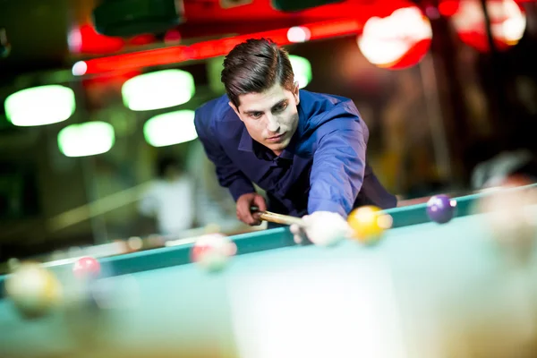 Ung man spela pool — Stockfoto