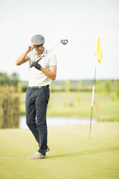 Hombre jugando al golf — Foto de Stock