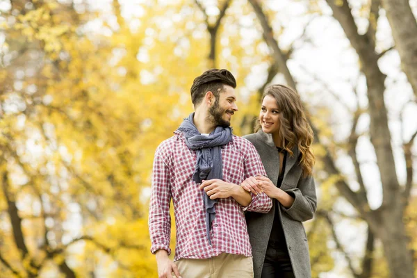 Giovane coppia nel parco — Foto Stock