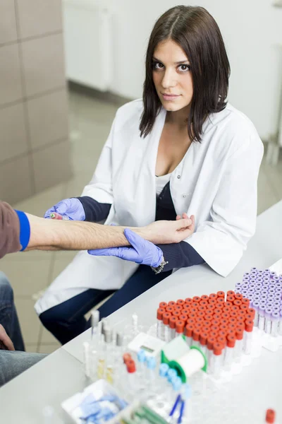 Mulher no laboratório médico — Fotografia de Stock