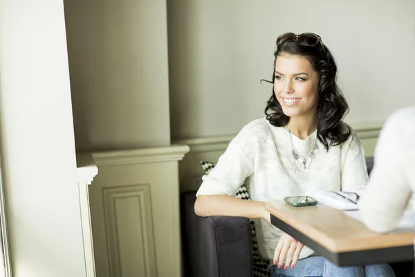 Jonge vrouwen in het café — Stockfoto