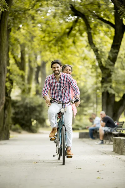 Pareja joven en bicicleta — Foto de Stock