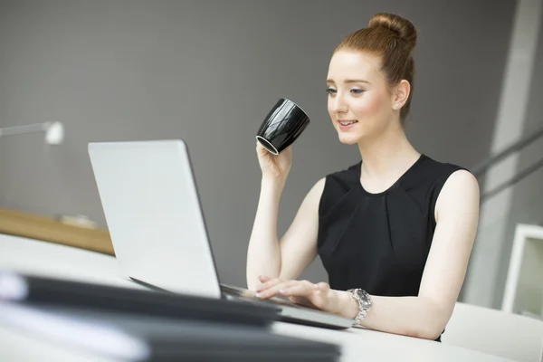 Jeune femme dans le bureau — Photo