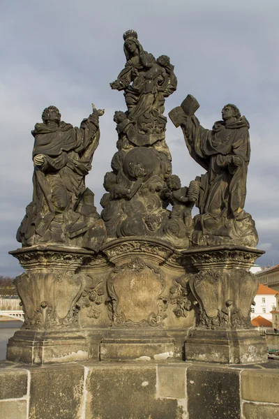 Estatua de la Virgen, Santo Domingo y Tomás de Aquino sobre Carlos — Foto de Stock