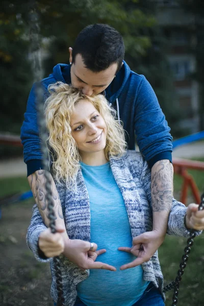 Genç hamile Çift — Stok fotoğraf