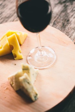Peynir ve his üzerinde kırmızı şarap