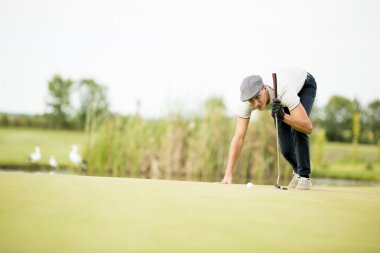 Golf oynayan adam.