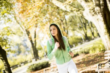 Parkta koşan kadın