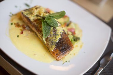 Sos ve otlar ile ızgara somon