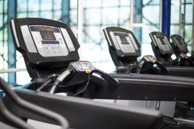 Spor salonunda koşu bandı